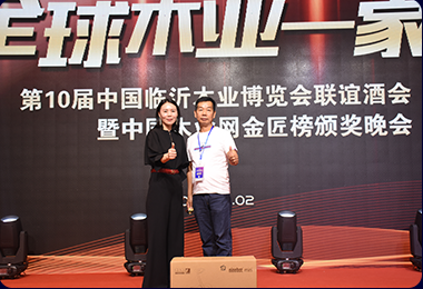 李鈺嬌為一等獎獲獎嘉賓頒獎